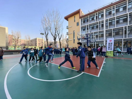 各地中小学改进体育教育：让年轻一代在运动中强意中欧体育平台志健身心(图1)