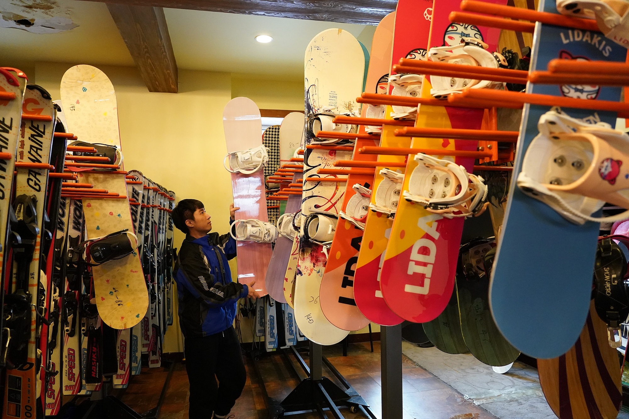 中欧体育app“发展冰雪产业丰富群众冰雪赛事活动”(图3)