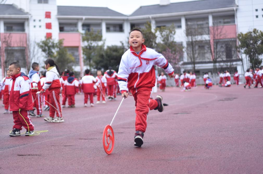 中欧体育app“让孩子们动起来玩起来笑”——代表委员热议青少年运动锻炼(图1)
